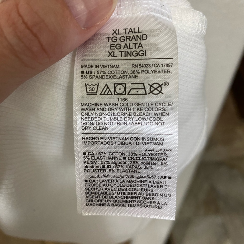 Old Navy White V-Neck Tank Top - Sleeveless Classic - Picture 4 of 4